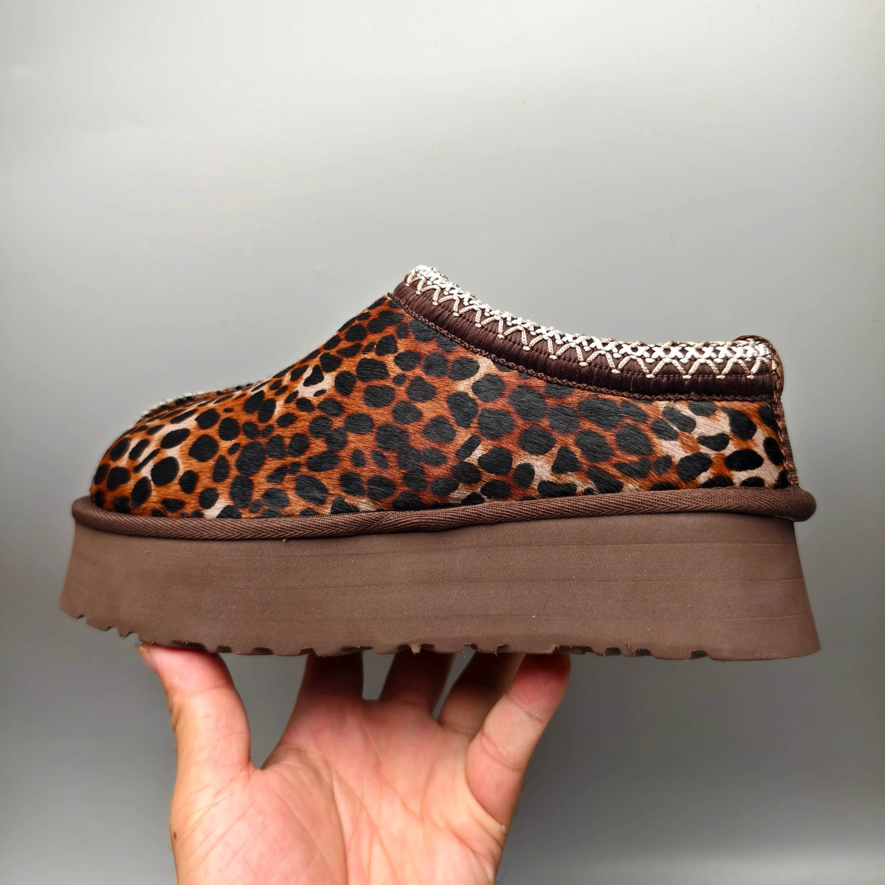 💰520 UGG sheepskin all-in-one snow boots 8430 co-branded trendy thick-soled slip-on women's snow boots🐾~ 🍭 A co-branded trendy item launched with well-known designer brands Feng Chen Wang and TELFAR. Zhou Dongyu & Wang Jiaer’s same style Fang Kete boots. The slip-on design makes it easy to put on and take off, and can be used indoors or outdoors. The exotic hemming design is eye-catching, and it is definitely worth buying ~ 🍭Material: cowhide ➕sheep fur Outsole: rubber (Light Wing Technology) 🍭Color: clever leopard print 🍭Number: 35-41